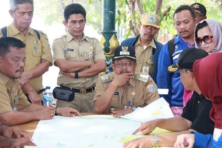 Wakil Bupati Junaedi dan Asisten Perekonomian dan Pembangunan Kepulauan Seribu Iwan P Samosir bersama kunjungan tim SPBU Pertamina (pulauseribu.jakarta.go.id)