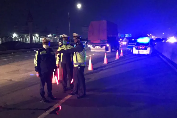 Wadir Lantas Polda Metro Jaya AKBP Hari Purnomo, ikut turun tangan dalam Penyekatan Terpadu Operasi Ketupat 2020 Cegah COVID-19 di Tol Bitung Tangse,l Tol Janger. (Twitter @TMCPoldaMetro)