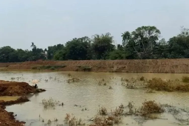 Warga RT02 RW01 Pondok Ranggon, Cipayung, Jakarta Timur, memancing ikan di lokasi pengerukan Waduk Pondok Ranggon, Selasa (17/9/2019)./Antara
