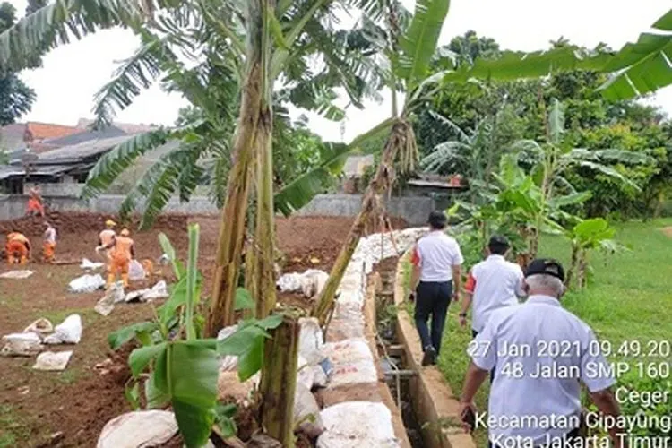 Petugas sedang membangun waduk mini di Ceger, Jakarta Timur/dok: timur.jakarta.go.id