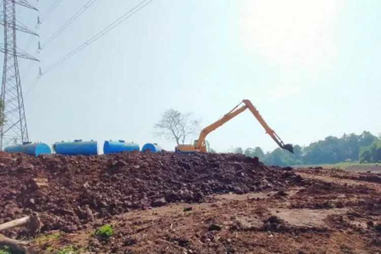 Alat berat mengeruk Waduk Pondok Ranggon, Jakarta Timur/dok: beritajakarta.id
