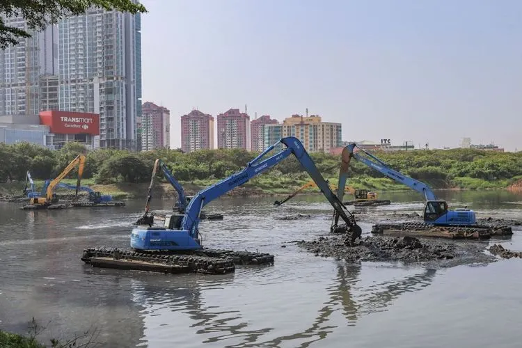 (ilustrasi) Gerebek lumpur di Waduk Ria Rio Jakarta Timur sebagai langkah antisipasi banjir/ Suara.com