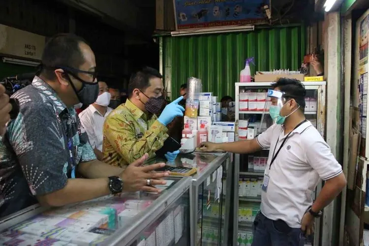 Wagub DKI Jakarta, Riza Patria saat berada di Pasar Pramuka. (Humas Pemprov DKI)