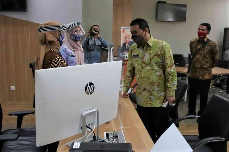 Wagub DKI Riza Patria meninjau protokol kesehatan di Mal Pelayanan Publik (MPP) di Kantor Dinas Penanaman Modal dan Pelayanan Terpadu Satu Pintu (DPMPTSP) DKI Jakarta, Kamis (25/6/2020).(Humas Pemprov DKI)