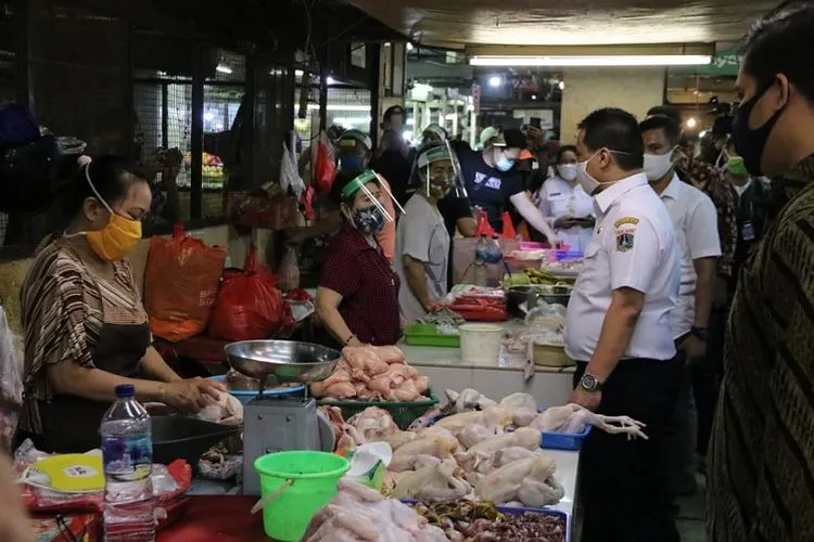 Wakil Gubernur DKI Jakarta, Ahmad Riza Patria saat memantau aktivitas perdagangan di Pasar Baru Metro Atom, Sawah Besar, Jakarta Pusat, Rabu (24/6/2020). (Humas Pemprov DKI Jakarta)