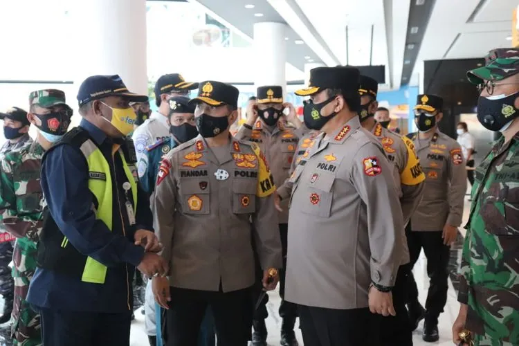 Wakapolri Komjen Pol Gatot Eddy meninjau Pengamanan libur Natal dan Tahun Baru di Pelabuhan Merak, Banten, Kamis (24/12/2020). (dok Polri)