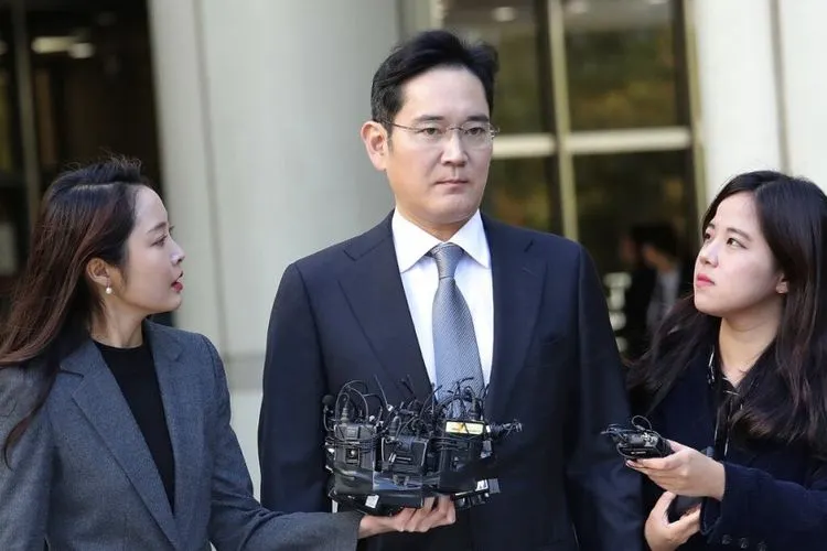 Bos Samsung Dihukum 2,5 Tahun Penjara Kasus Suap Mantan Presiden (Republika)