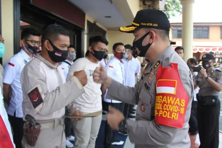 Wakapolres Metro Jakarta Barat AKBP Rusdi Permana Suryanegara memberi penghargaan kepada personel berprestasi. (dok)