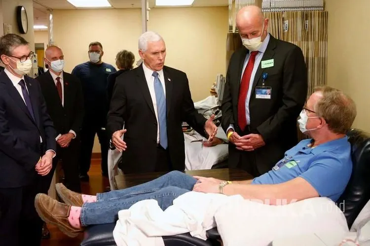 Wakil Presiden Mike Pence mengunjungi laboratorium pengujian molekuler di Mayo Clinic, Rochester, Minnesota, Selasa (28/4). Dalam kesempatan tersebut Mike Pence mengunjungi berbagai fasilitas yang mendukung penelitian dan perawatan COVID-19. Namun selama kunjungan Pence memilih tidak memakai masker saat berkeliling di Mayo Clinic, Hal ini jelas melanggar kebijakan pusat medis yang mengharuskan penggunaan masker.  Foto: AP/Jim Mone