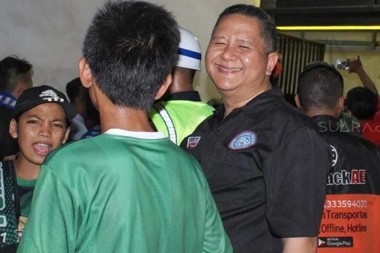 Wakil Wali Kota Surabaya, Wisnu Sakti Buana (baju hitam) menyambut kedatangan Bobotoh dan Viking di Stasiun Gubeng. (Dimas Angga Perkasa/Suara.com)