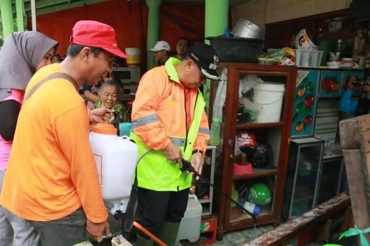 Wakil Wali Kota Jakarta Pusat, Irwandi (topi hitam) membantu warga Kwitang membersihkan rumah mereka setelah banjir surut. (Foto: Kominfotik Jakpus)