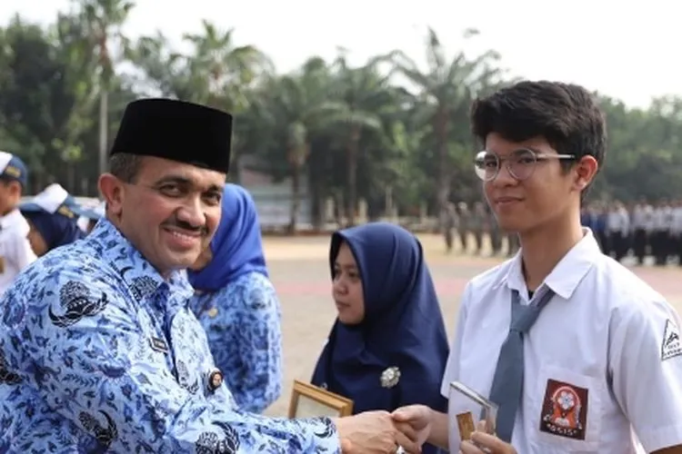 Wali Kota Anwar memberikan penghargaan kepada pelajar dan ASN berprestasi/timur.jakarta.go.id