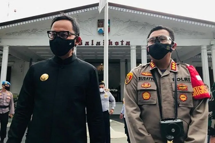 Wali Kota Bogor Bima Arya Sugiarto (kiri) dan Kapolresta Bogor Kota Kombes Pol Susatyo Purnomo Condro di Balai Kota Bogor, Jumat (5/2).  Foto: Republika/Shabrina Zakaria