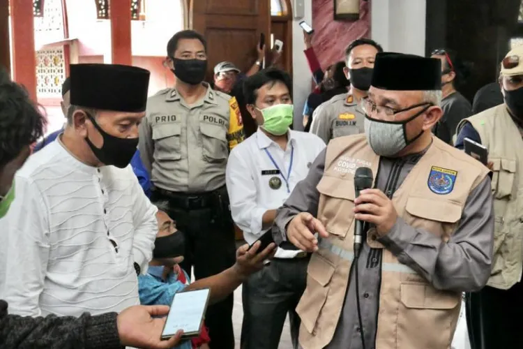 ali Kota Depok, Mohammad Idris meninjau persiapan penerapan prosedur standar new normal.  (Foto: Rusdy Nurdiansyah/Republika)