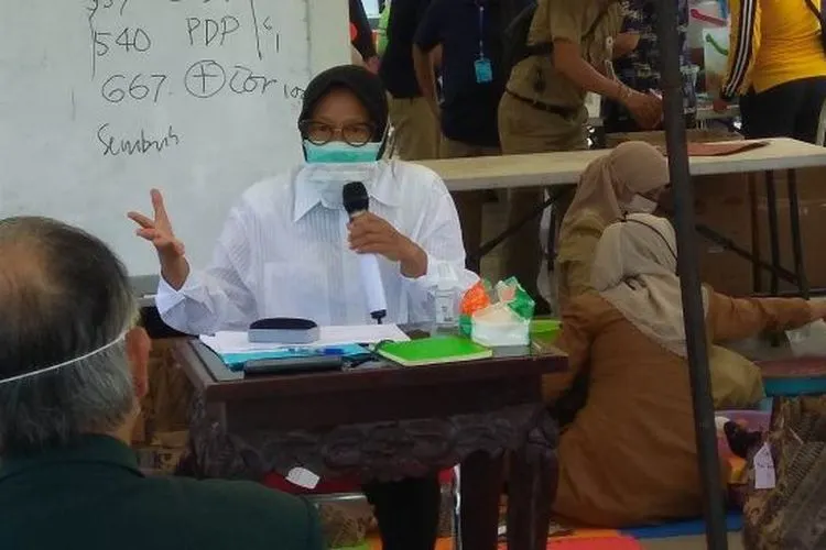 Wali Kota Risma saat melakukan pertemuan dengan IDI Kota Surabaya dan Persi Jatim. [Suara.com/Dimas Angga P]