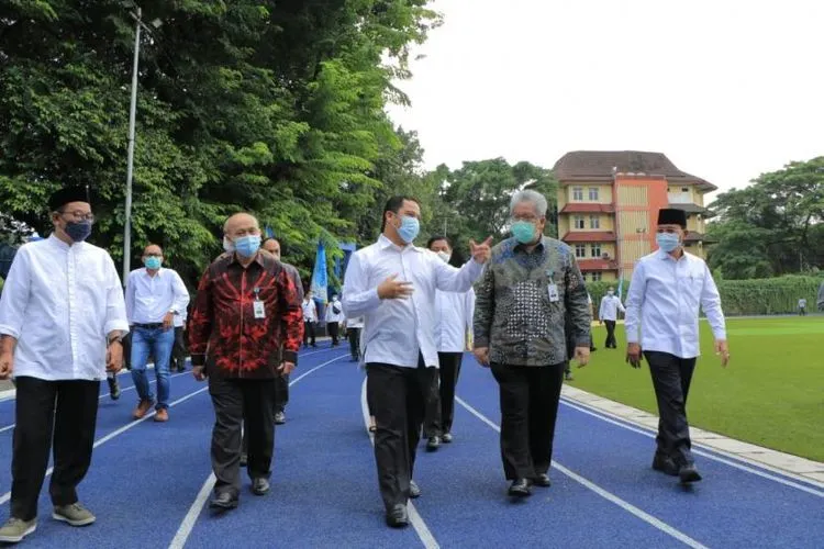 Wali Kota Tangerang Arief Rachadiono Wismansyah bersama Direktur Utama BJB Yuddy Renaldi meresmikan Alun-Alun Kota Tangerang, Banten (dok. Pemkot Tanggerang)
