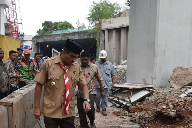Wali Kota Anwar meninjau titik rawan genangan/timur.jakarta.go.id