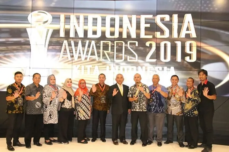 Wali Kota Bekasi, Rahmat Effendi (memakai jas dan dasi), berpose bersama jajaran stafnya di Indonesia Awards/Ayobekasi.net