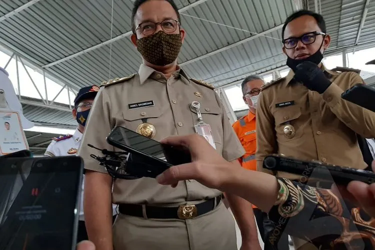 Wali Kota Bogor Bima Arya saat mendampingi Gubernur DKI Jakarta Anies Baswedan meninjau Stasiun Kereta Bogor, Senin (15/6/2020). Ayobogor: Husnul Khatimah