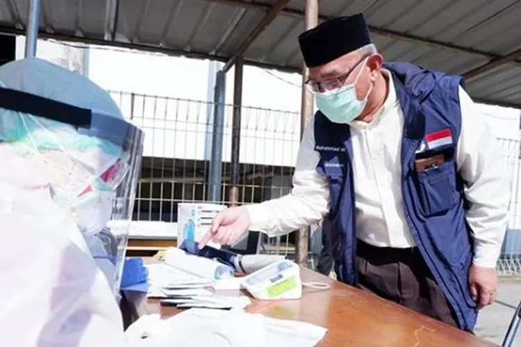 Wali Kota Depok,  Mohammad Idris saat meninjau pelaksanaan rapid test di Stasiun Depok Baru pada Rabu (19/5/2020). instagram: @idrisashomad
