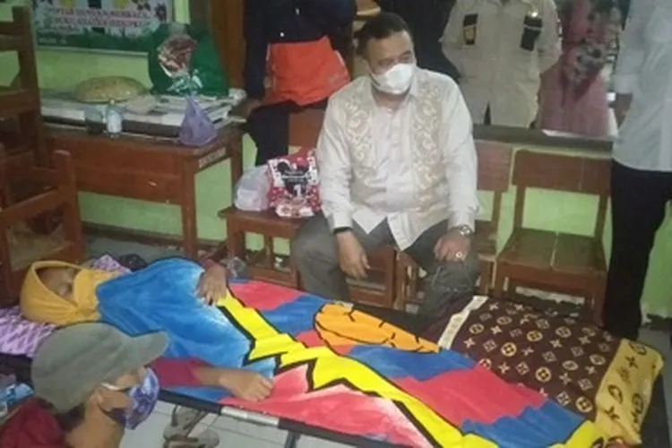Wali Kota Tasikmalaya Budi Budiman jenguk korban keracunan makanan di pusat penanganan di Puskesmas Mangkubumi, Minggu, (11/10/2020).(Ayotasik.com/Heru Rukanda)
