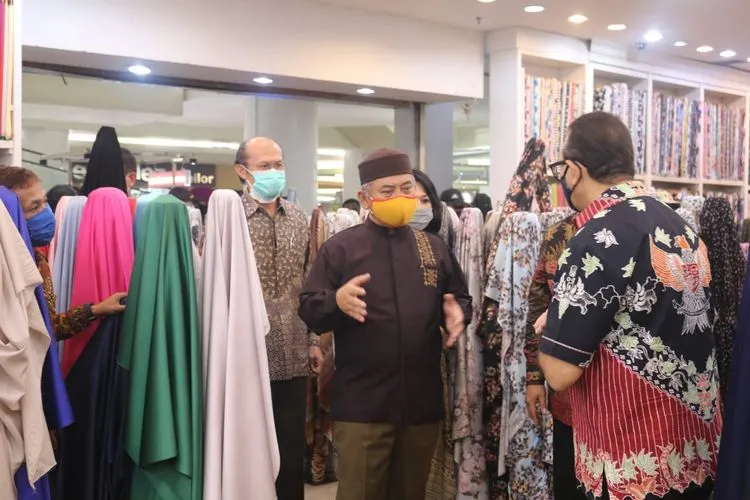 Wali Kota Bekasi Rahmat Effendi mengecek kesiapan mal dalam menerapkan new normal (Dok Eza Humas Pemkot Bekasi)
