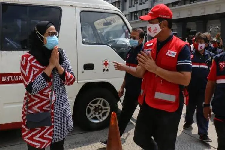 Wali Kota Jakarta Barat, Rustam Effendi, meninjau kegiatan donor darah yang dilakukan oleh PMI Malang selagi mengkampanyekan gerakan 3M. ( barat.jakarta.go.id )