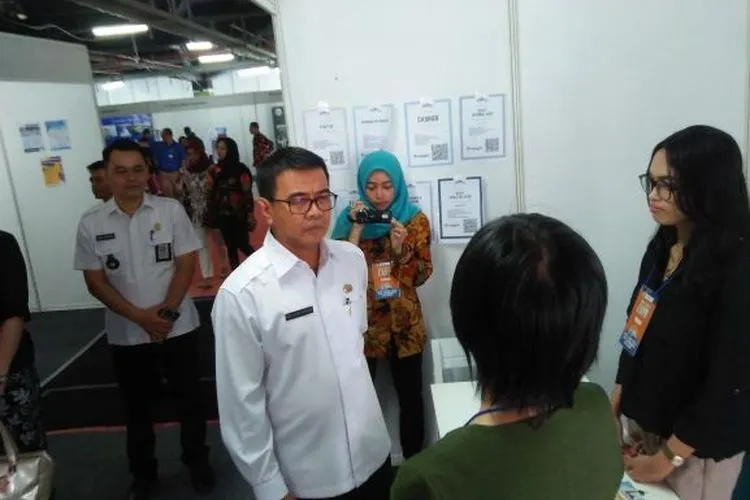Sekda Kota Bogor meninjau perusahaan penyedia lowongan kerja di Bursa Kerja Expo. (ayobogor.com/Husnul Khatimah)