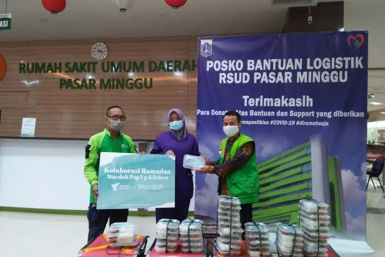 Penyaluran paket buka puasa di RSUD Pasar Minggu, Jakarta Selatan, Kolaborasi Wardah dan Dompet Dhuafa. (Dok. DOmpet Dhuafa)