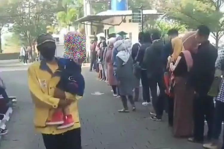 Video yang merekam aktivitas ratusan orang yang tengah mengantre mengurus perceraian, viral di media sosial Instagram, Senin (24/8/2020). [Facebook]