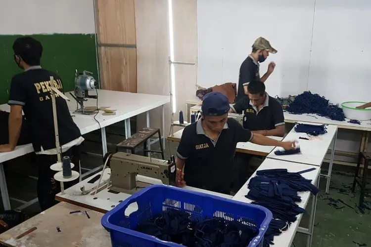 Warga Binaan Lapas Kelas I Tangerang Produksi Masker, Sabtu (28/3/2020). (radar24news.com)