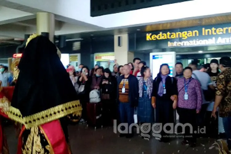 penyambutan rombongan wisatawan asal China di Bandara International Minangkabau, Padang (Langgam.id/Irwanda)