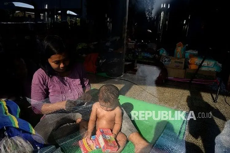 [ilustrasi] Warga korban banjir Cipinang Melayu beraktivitas di lokasi pengungsian di Masjid Univesitas Borobudur, Jakarta, tahun lalu.  (Foto: Republika/Prayogi)