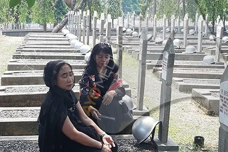 Warga Jakarta, Mita (kanan) bersama kerabatnya, menunggu kedatangan jenazah BJ Habibie di Taman Makam Pahlawan Nasional Utama, Kalibata, Jakarta Selatan/Ayojakarta.com