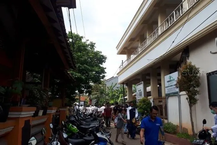 Sebagian Warga Depok, Jawa Barat, masih tetap melakukan salat Jumat di masjid. (Suara.com/Welly Hidayat)