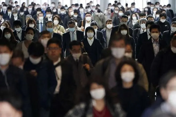 [ilustrasi] Bagi orang Jepang memakai masker sudah menjadi gaya hidup. (AP Photo/Eugene Hoshiko)