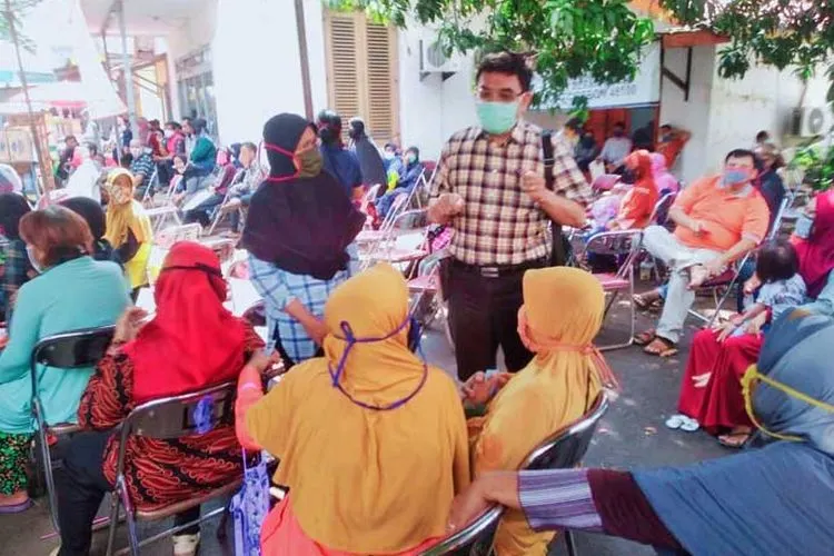 Kepala Dinsos Kota Cirebon, Iing Daiman, saat memberi penjelasan ihwal bansos kepada warga penerima.