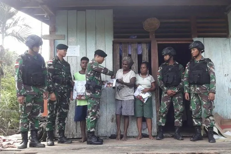 Satgas TNI bagikan pakaian layak kepada warga di  di Kampung Wambes Pir-V, Distrik Mannem, Kabupaten Keerom pada Minggu (19/1/2020). (Pendam XVII/Cenderawasih)
