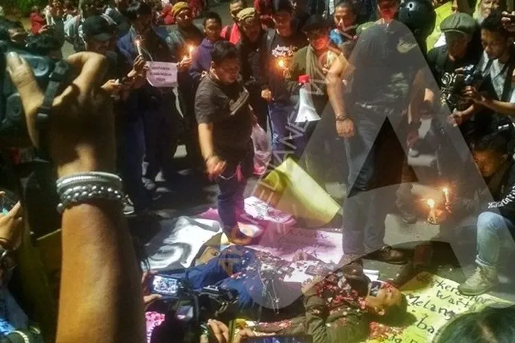 Aliansi Wartawan Hitam Jakarta menggelar aksi teatrikal di depan Istana Merdeka, Kamis (26/9/2019)/Ayojakarta.com