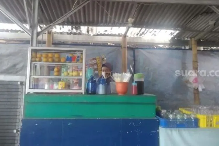 Pemilik Warung Makan Saung Nunking, Nungki, di kawasan Puspemkot Tangerang, Kamis (28/1/2021). [Suara.com/Muhammad Jehan Nurhakim]