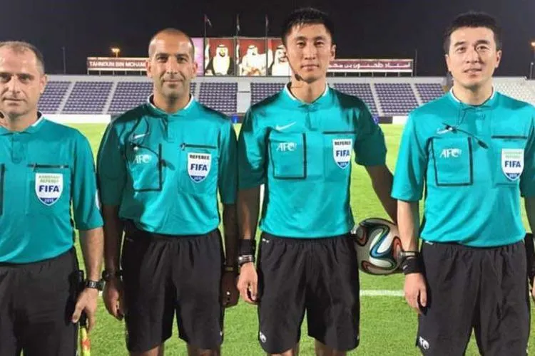 Wasit asal Tiongkok, Ma Ning (dua dari kanan)/Instagram @ma.ning.referee