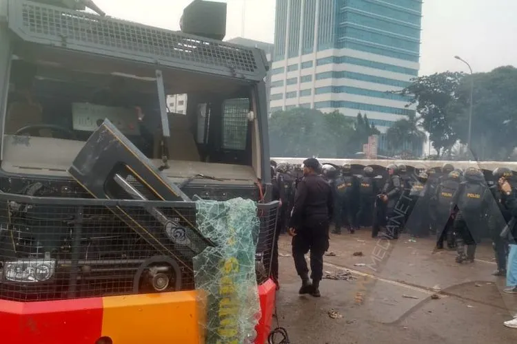 Water Cannon di depan gedung DPR RI saat demonstrasi mahasiswa, Rabu (24/9/2019)/Ayojakarta.com
