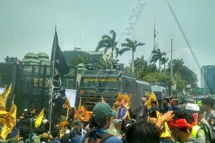 Mobil water cannon dan barikade kepolisian mengawal aksi mahasiswa di depan Gedung DPR RI, Senayan, Jakpus pada Selasa 24 September 2019/Ayojakarta.com
