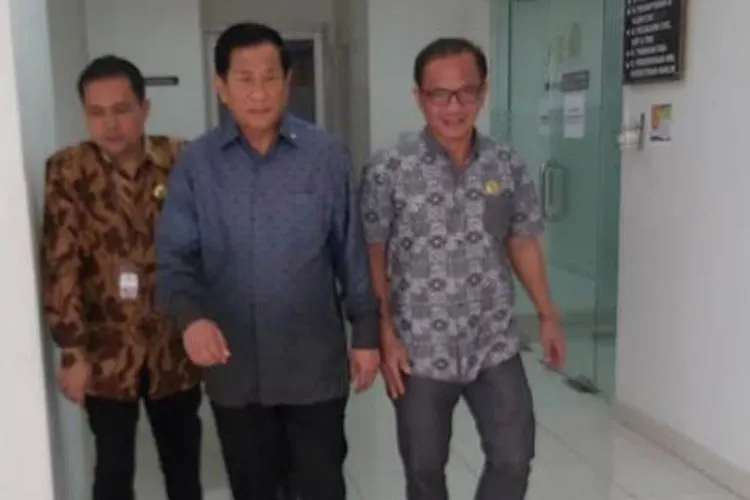 Watimpres Agum Gumelar bersama Ketua Ketua Komisi Informasi (KI) Pusat Gede Narayana dan  Wakilnya, Hendra J Kede  usai menjenguk Menko Polhukam, Wiranto di RSPAD, Jakarta, Jumat (11/10/2019)/KI Pusat