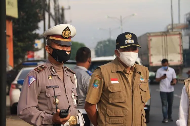 Wakil Wali Kota Bekasi, Tri Adhianto Tjahyono, memantau point perbatasan terkait penerapan PSBB di Kota Bekasi, Senin (4/5/2020). ist