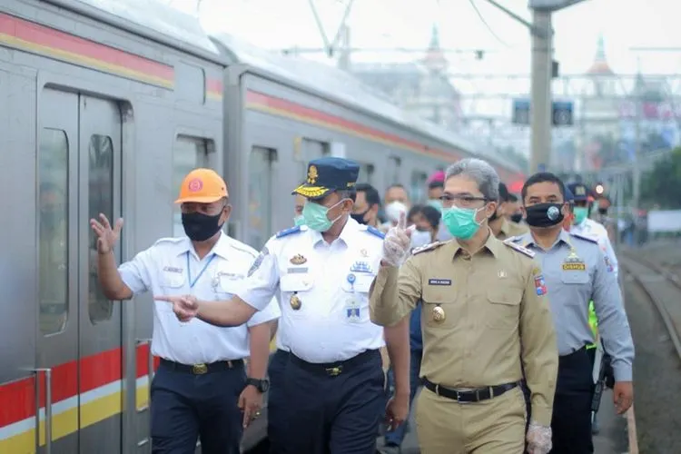Wakil Wali Kota Bogor Dedie Rachim didampingi  Direktur Prasarana Badan Pengelola Transportasi Jabodetabek (BPTJ) Edi Nursalam saat meninjau penerapan Pembatasan Sosial Berskala Besar (PSBB) di Stasiun Bogor, Senin (20/4/2020) pagi. ((Dokumen Humas Pemkot Bogor)