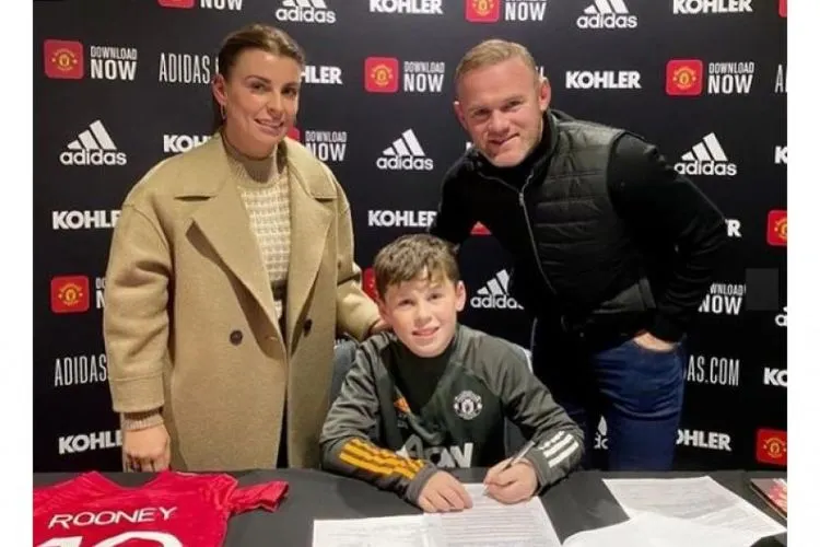 Wayne Rooney (kanan) mendampingi anaknya Kai (tengah) menandatangani kontrak bergabung dengan akademi Manchester United. Foto: INSTAGRAM Wayne Rooney