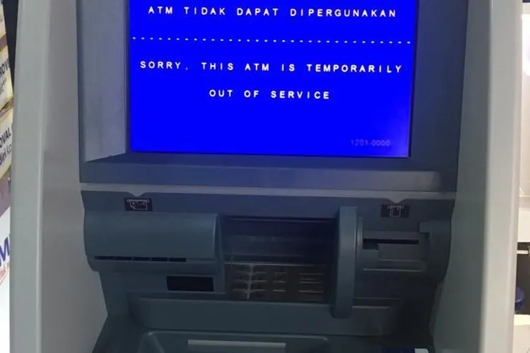 Tampilan ATM Bank Mandiri saat tidak bisa digunakan. (Istihanah Soejoethi)