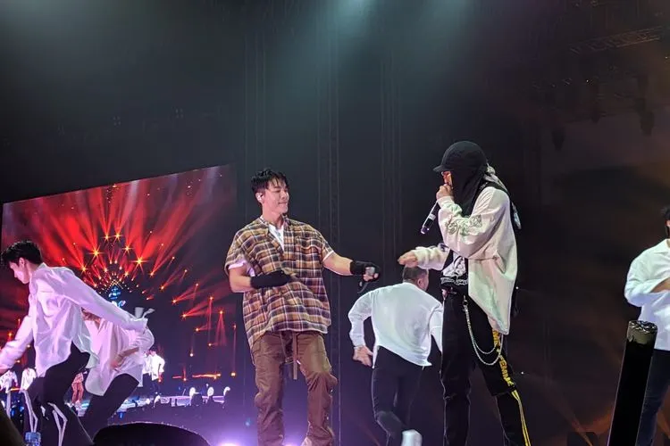 Super Junior D&E saat tampil di acara Super K-Pop Festival, Sabtu (29/9/2019). (Istihanah Soejoethi/Ayojakarta.com)
