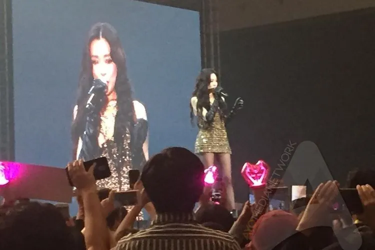 Tiffany Young menggunakan dress hitam di Super K-Pop Festival 2019. (Istihanah Soejoethi/Ayojakarta.com)